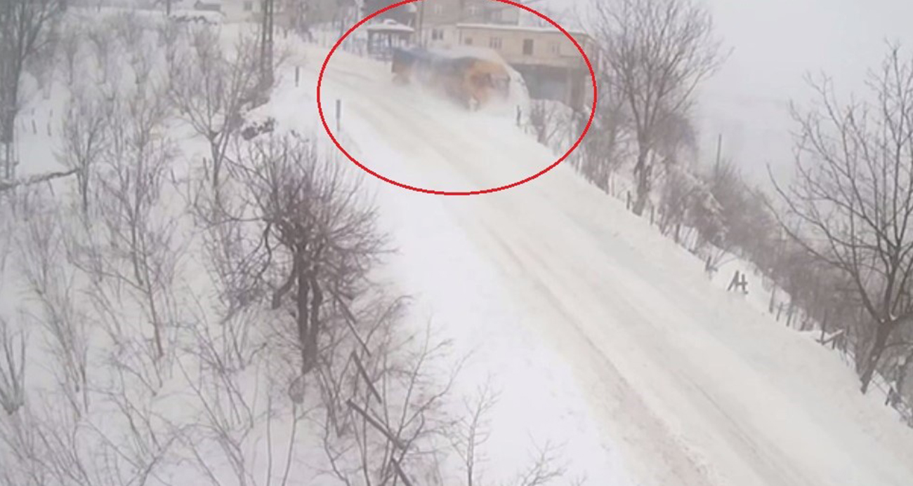 Ordu’da tır, 600 metre uçurumdan yuvarlandı: Kaza anı kamerada