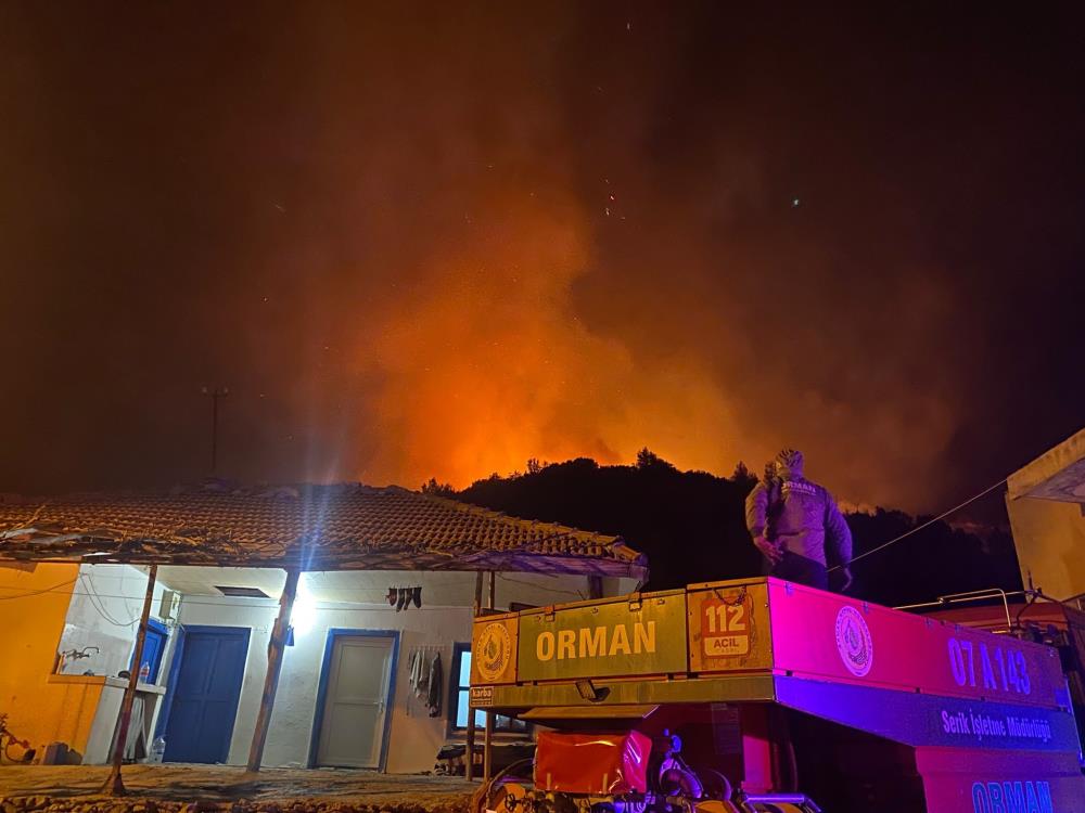 Antalya’da evleri tehdit eden orman yangını kontrol altına alındı