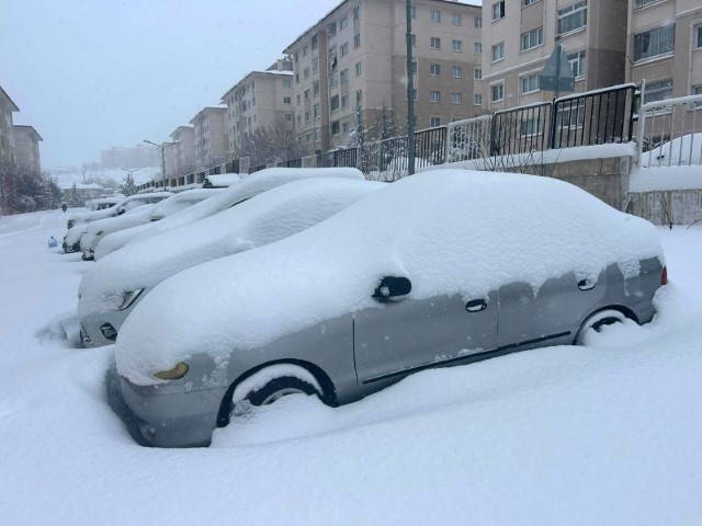 Van’da yoğun kar yağışı: 287 yerleşim yerine ulaşım sağlanamıyor