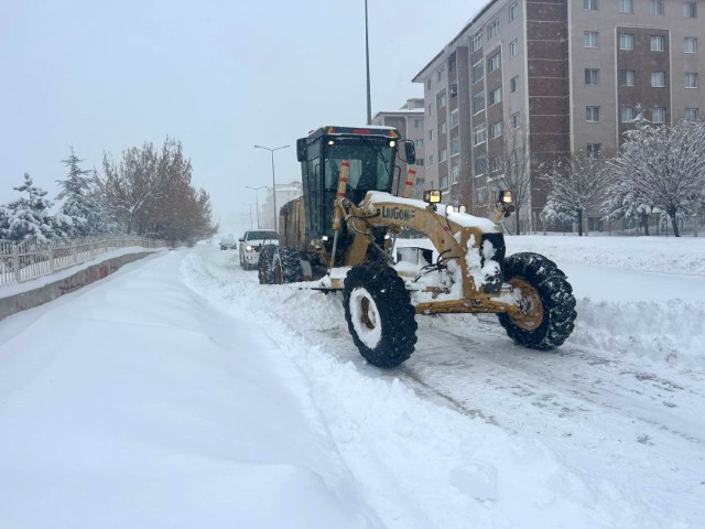 Van’da yoğun kar yağışı: 287 yerleşim yerine ulaşım sağlanamıyor