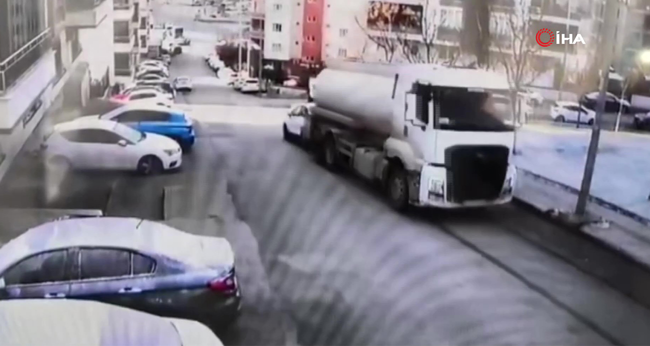 Freni boşalan akaryakıt tankerinin 8 aracı hurdaya çevirdiği anlar güvenlik kamerasında