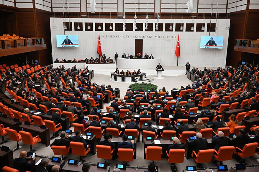 Siyasilerden, YPG yandaşları tarafından Türk bayrağına yapılan saldırıya kınama