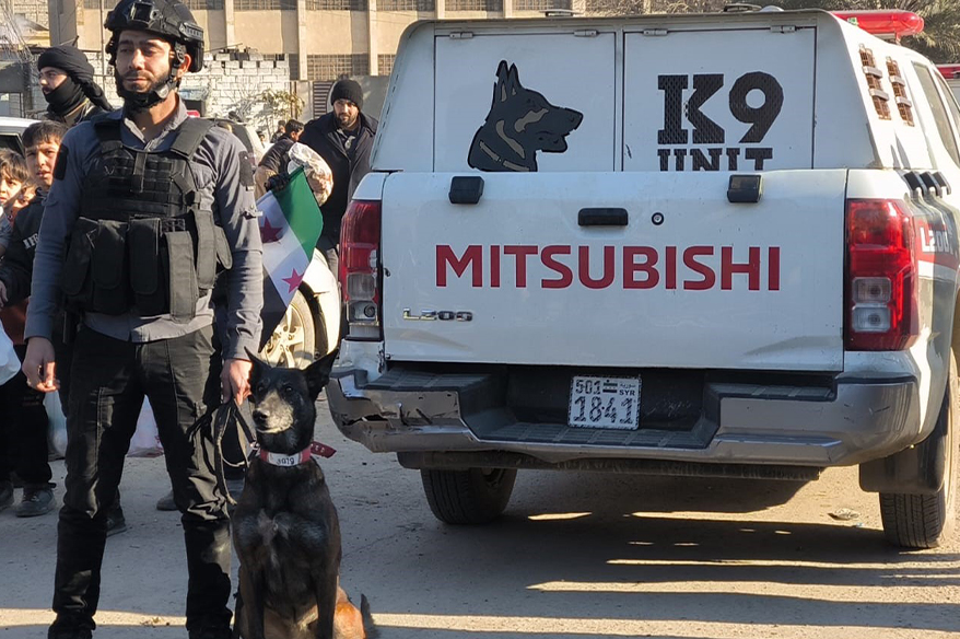 Terörden temizlenen Rakka'da özel eğitimli köpeklerle bomba arama çalışmaları