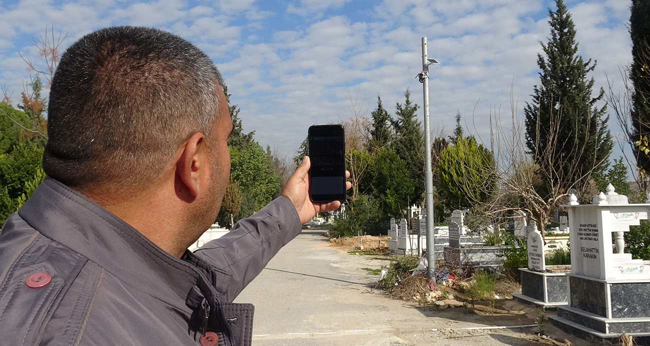 Babasının mezarındaki çiçekleri söküp uyuşturucu sakladılar