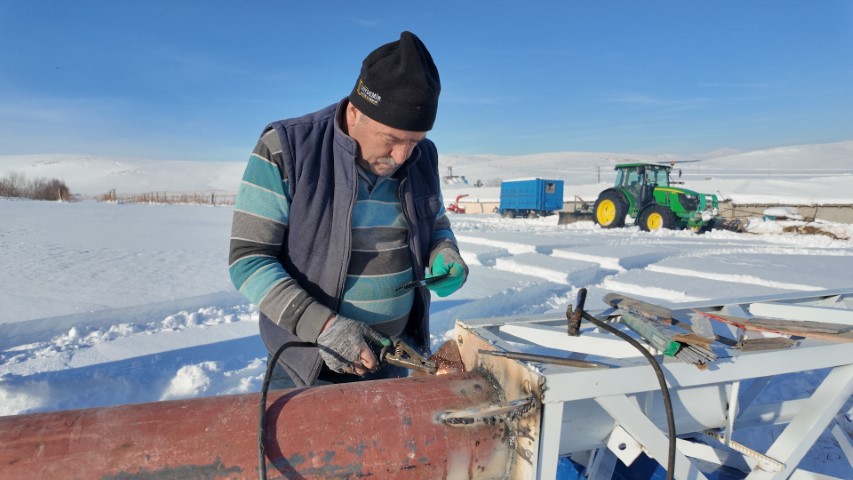 Dededen kalma mesleğini geliştirerek rüzgârgülü imalatı yapıyor
