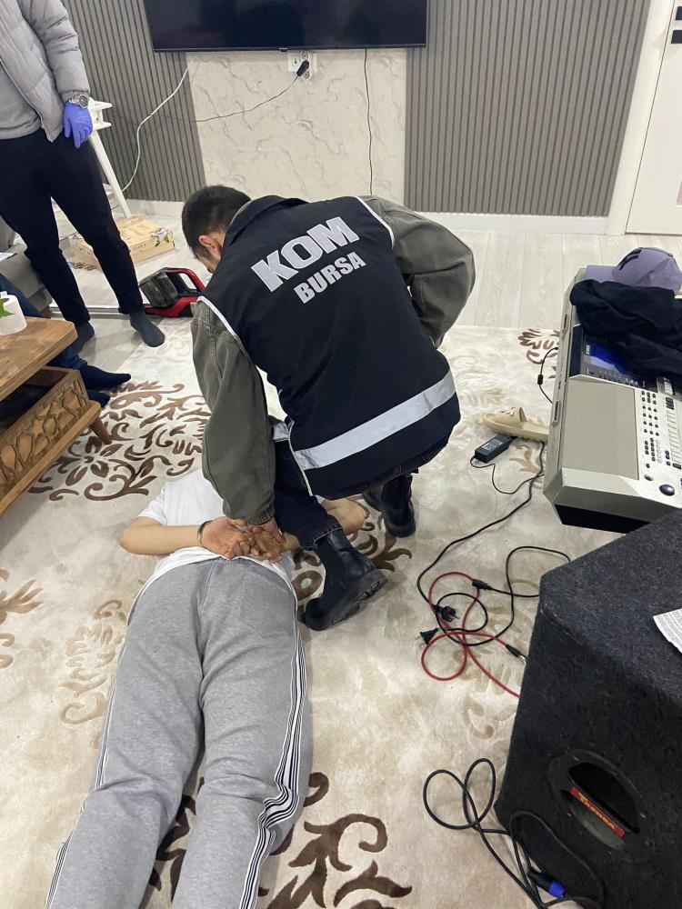 Molotoflu saldırı kamerada, suç örgütü özel harekât baskınıyla yakalandılar