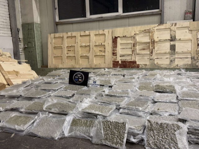 Kontrplaklar arasına gizlenen 700 kilo esrar sınırda ele geçirildi