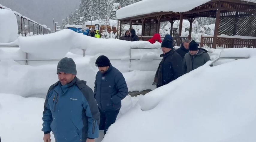 Uzungöl’de kar kalınlığı 1 metreyi aştı