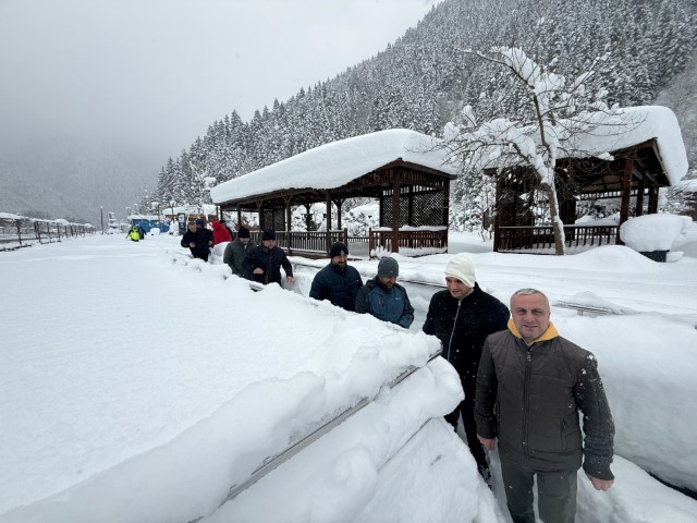 Uzungöl’de kar kalınlığı 1 metreyi aştı