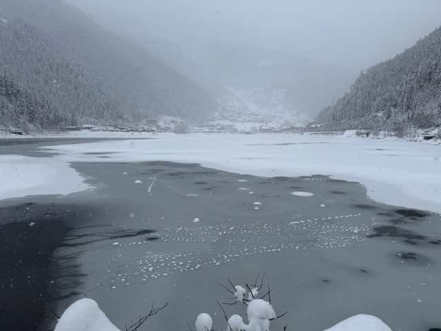 Uzungöl’de kar kalınlığı 1 metreyi aştı