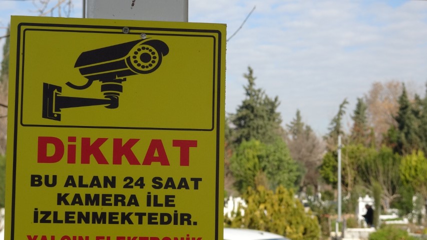 Babasının mezarındaki çiçekleri söküp uyuşturucu sakladılar