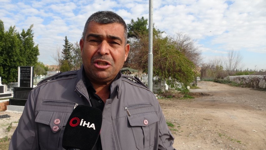 Babasının mezarındaki çiçekleri söküp uyuşturucu sakladılar