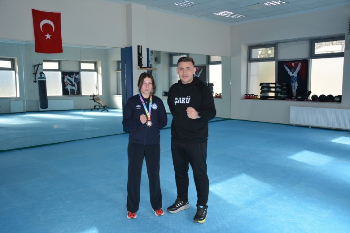 Vücut geliştirmek için gittiği salonda kick boksla tanıştı, 5 ay sonra Türkiye üçüncüsü oldu