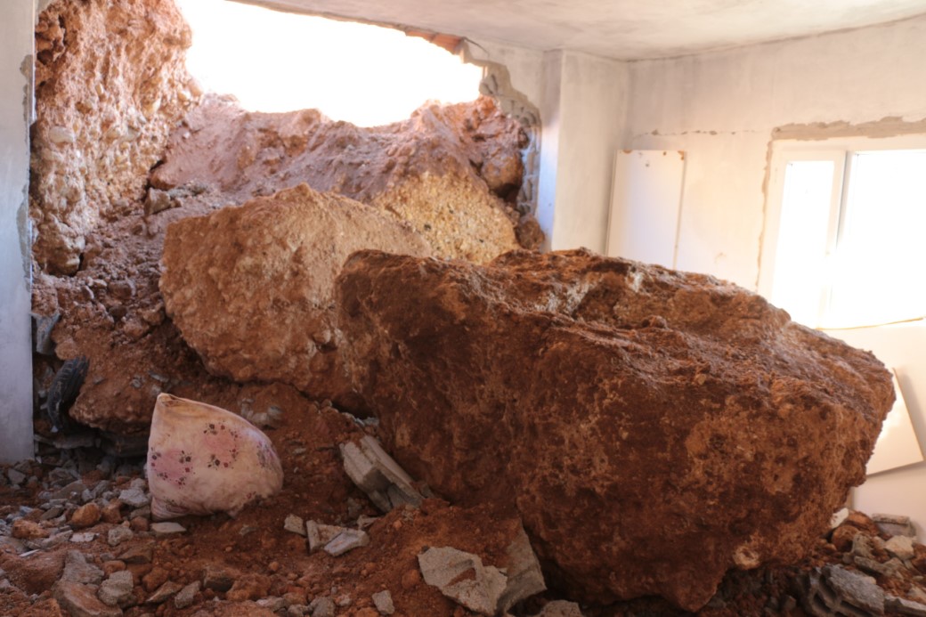 Cizre’de facianın eşiğinden dönüldü: Dev kayalar evi yerle bir etti