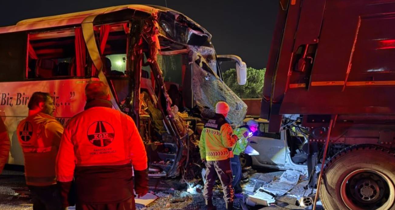 Sakarya geçişinde yolcu otobüsü, hafriyat kamyonu ve iki otomobilin karıştığı zincirleme trafik kazasında 1 kişi hayatını kaybetti, 3’ü ağır 19 kişi yaralandı.