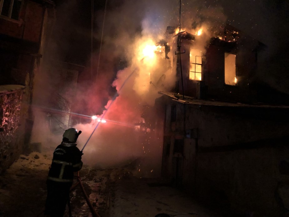 Kastamonu’da üç katlı tarihi konak yangında küle döndü