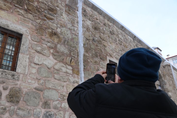 Sivas’ta soğuk hava 4 metreyi bulan buz sarkıtları oluşturdu
