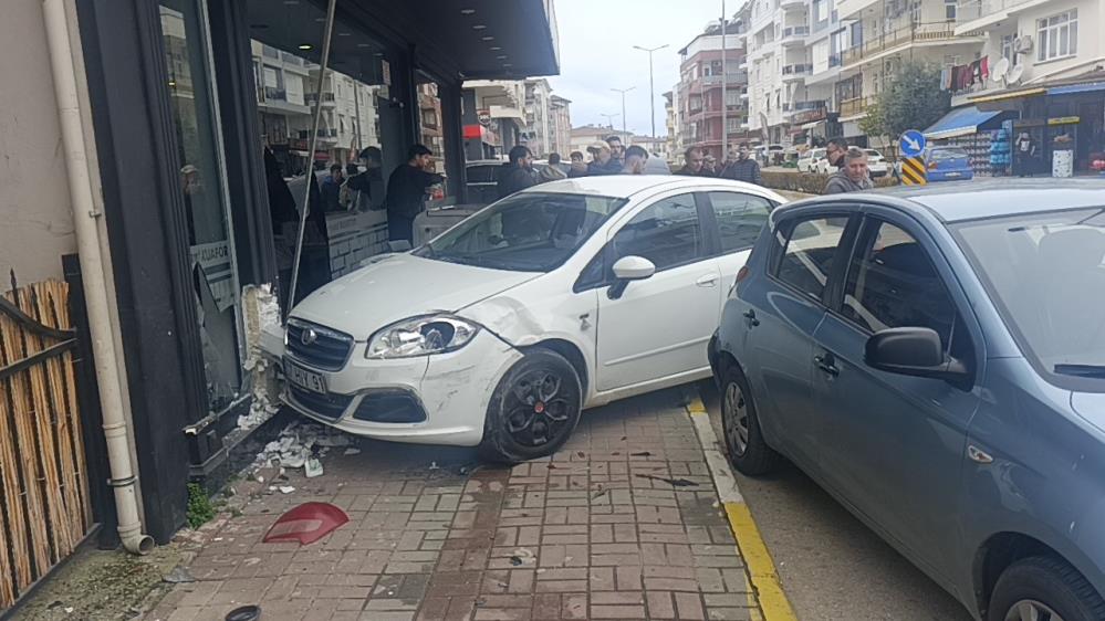 Otomobil kuaför dükkanına daldı: Çalışanlar kaçtı, müşteri fotoğraf çekti
