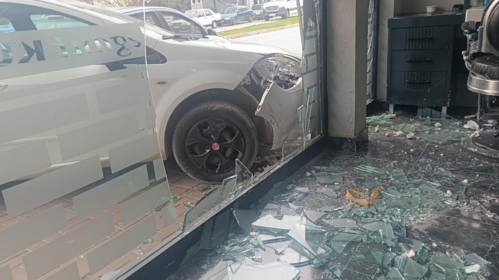 Otomobil kuaför dükkanına daldı: Çalışanlar kaçtı, müşteri fotoğraf çekti