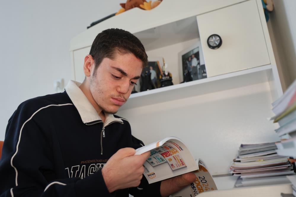 18 günlükken uzuvlarını kaybeden genç azmiyle örnek oluyor