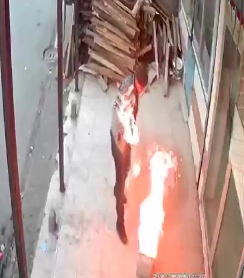 Benzinle ateş yakmak istedi, az daha kendi yanıyordu