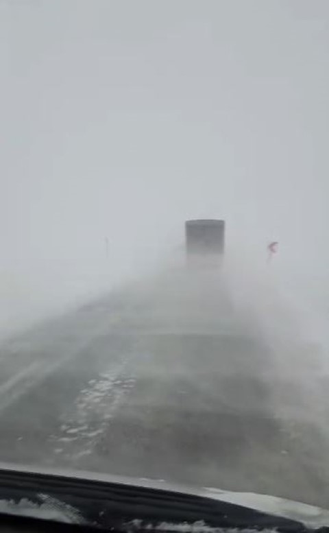 Sivas’ta ulaşıma kar engeli: Sivas-Malatya ve Sivas-Kayseri kara yolları trafiğe kapatıldı