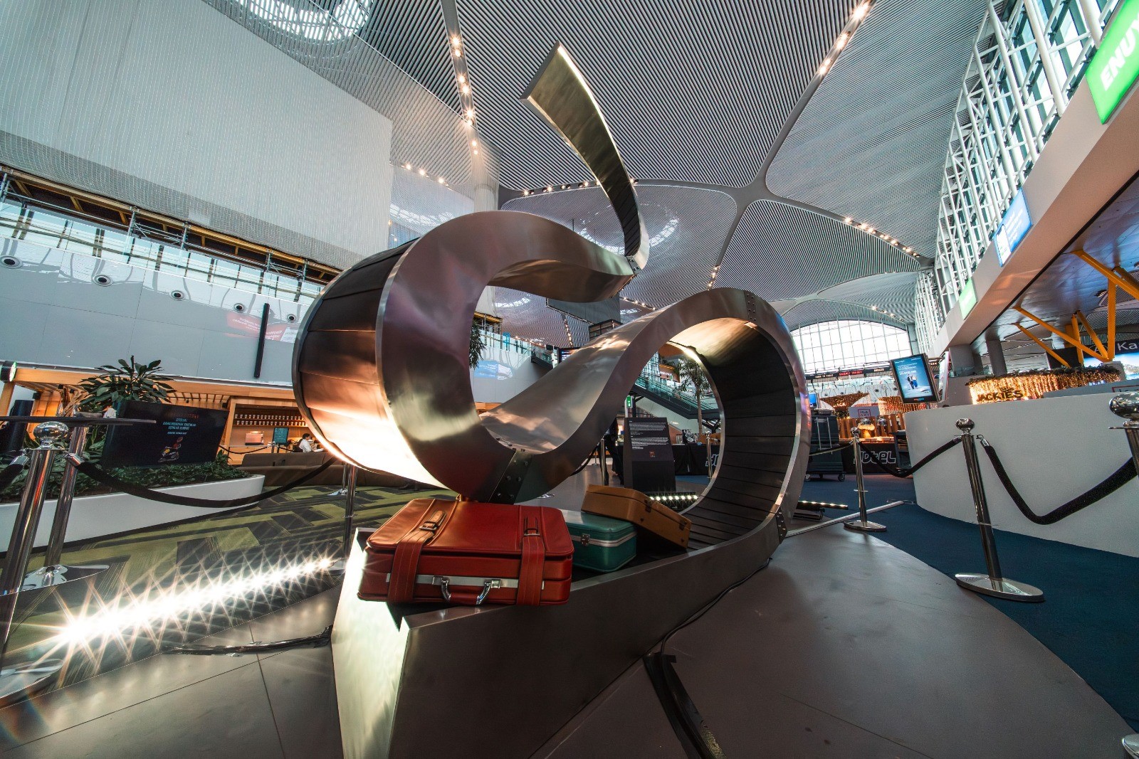 Sanatçı Beyazıt Öztürk’ten İGA İstanbul Havalimanı’nda