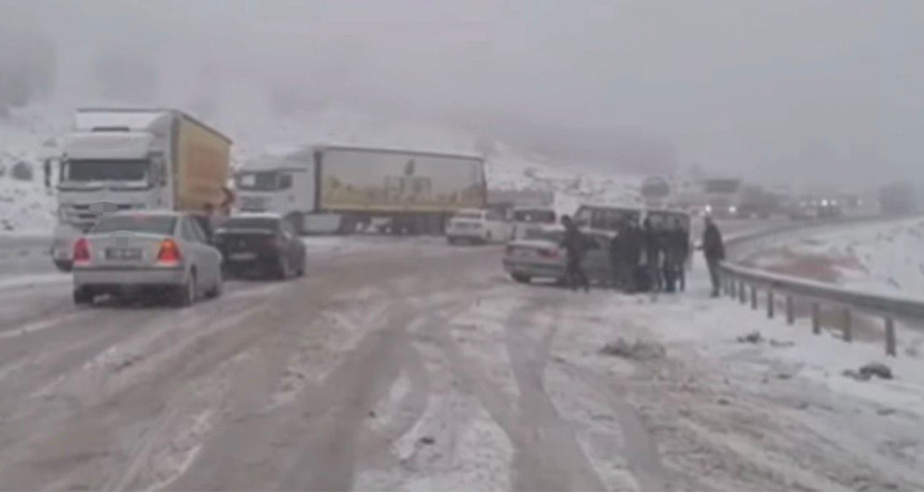 Gaziantep-Araban kara yolunda kar esareti: Çok sayıda araç mahsur kaldı