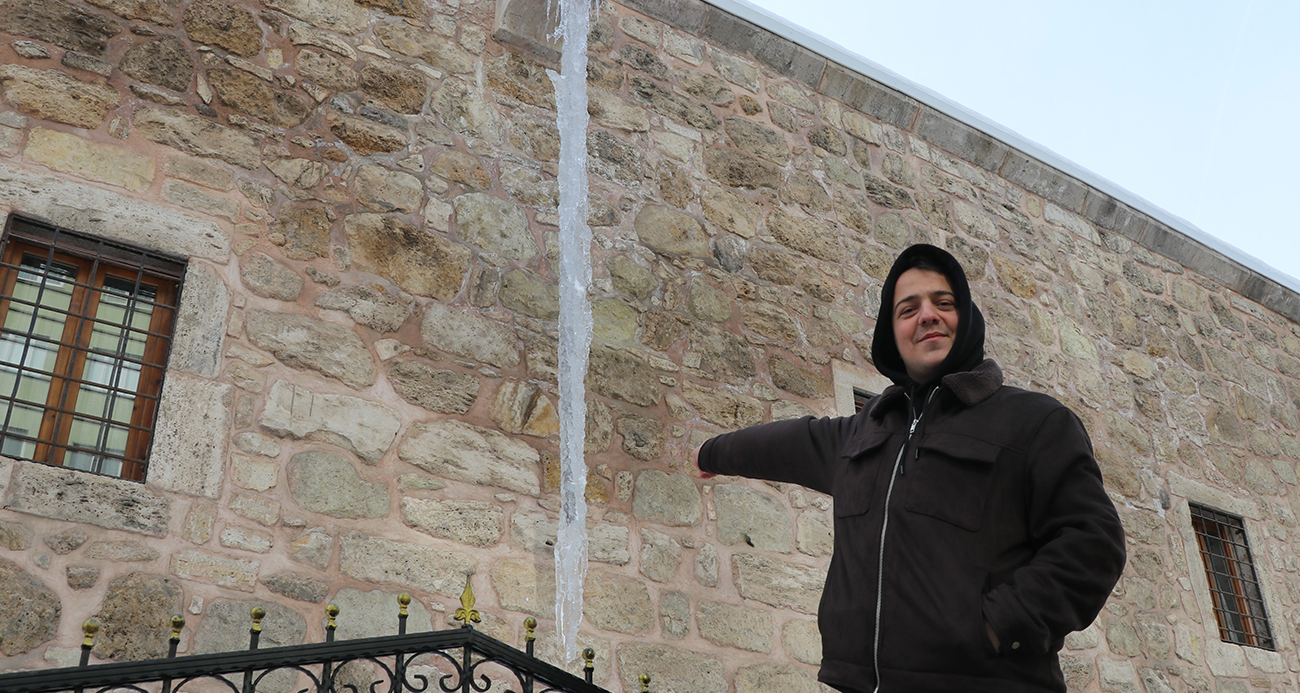 Sivas’ta soğuk hava 4 metreyi bulan buz sarkıtları oluşturdu