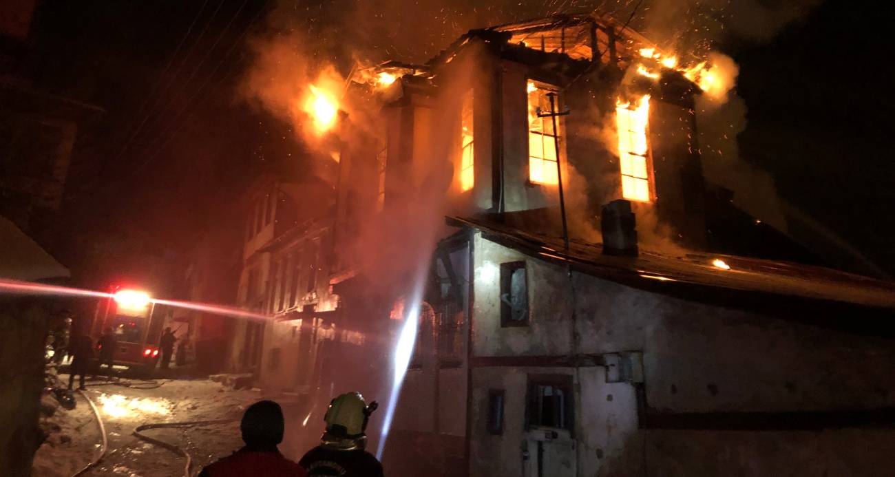 Kastamonu’da üç katlı tarihi konak yangında küle döndü