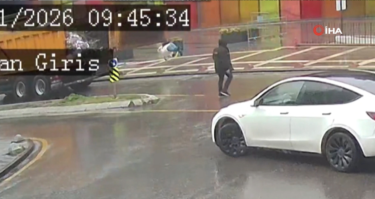 Üsküdar’da hafriyat kamyonunun açılan damper kapağı yayaya ve araçlara çarptı