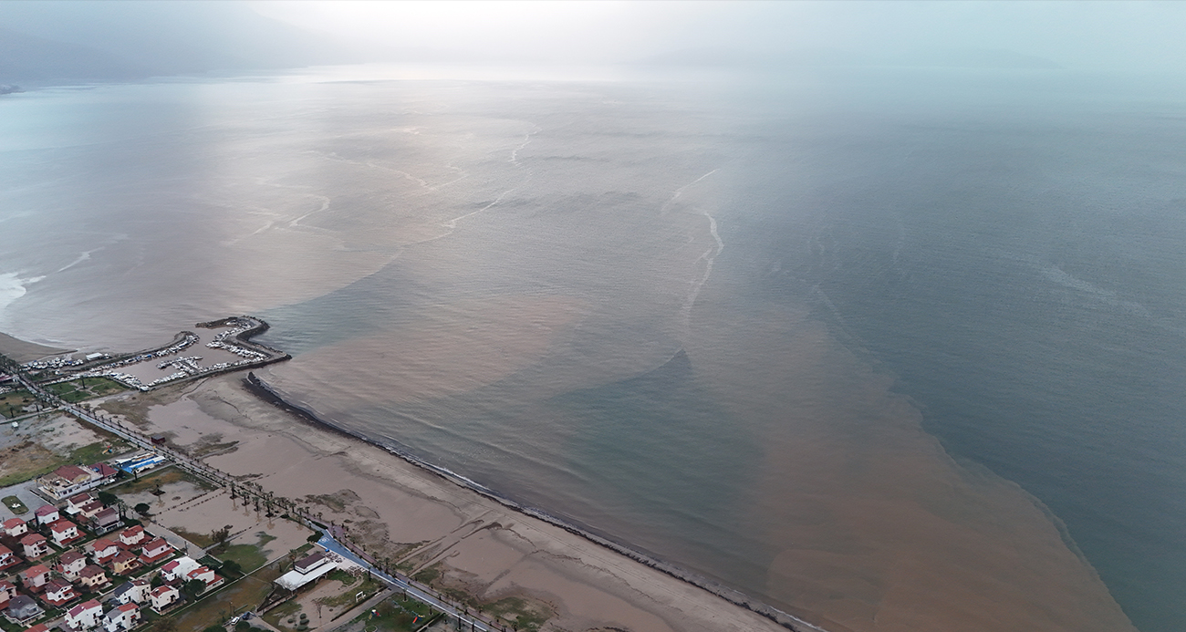 Sel suları denizin rengini değiştirdi