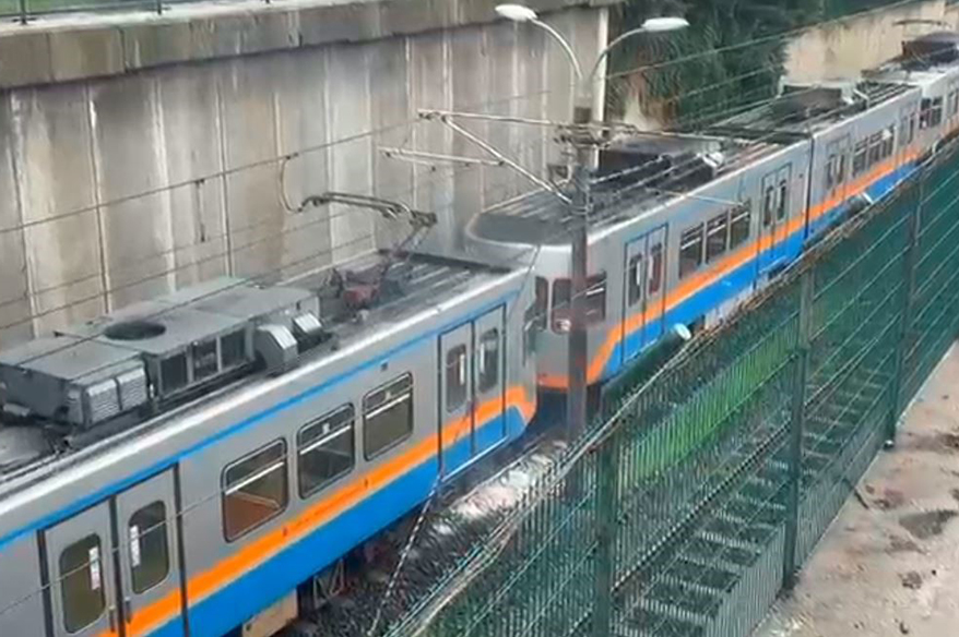 Bayrampaşa’da duran metrodan dumanlar yükseldi