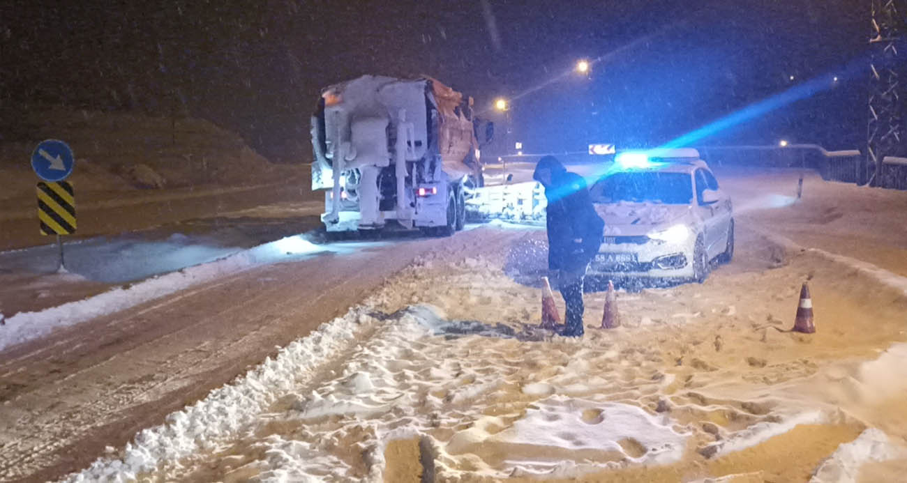 Sivas’ta kar esareti: Mahsur kalan 700 kişi okul yurtlarına yerleştirildi