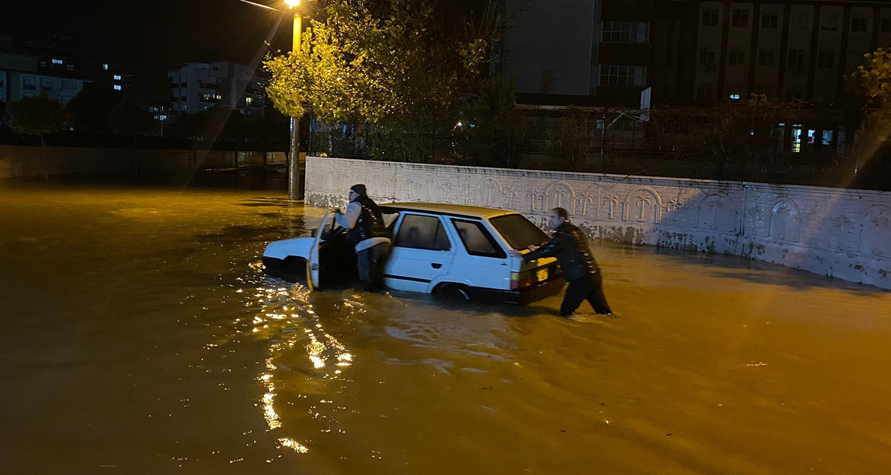 Antalya’da sağanak hayatı felç etti: İş yerleri su basan esnaf sabahın ilk ışığıyla temizliğe başladı