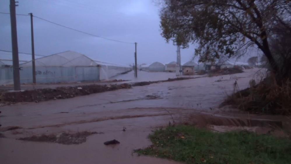 Antalya Kumluca’da sağanak yağış tarım arazilerini sular altında bıraktı, araçta mahsur kalan sürücü botla kurtarıldı