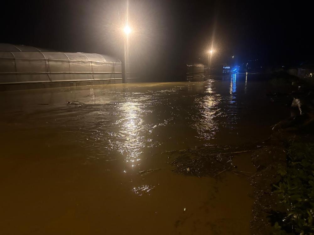 Antalya Kumluca’da sağanak yağış tarım arazilerini sular altında bıraktı, araçta mahsur kalan sürücü botla kurtarıldı