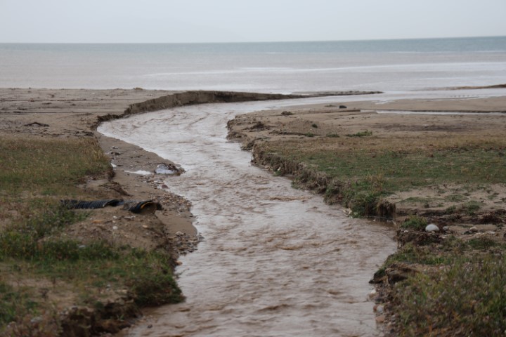 Sel suları denizin rengini değiştirdi