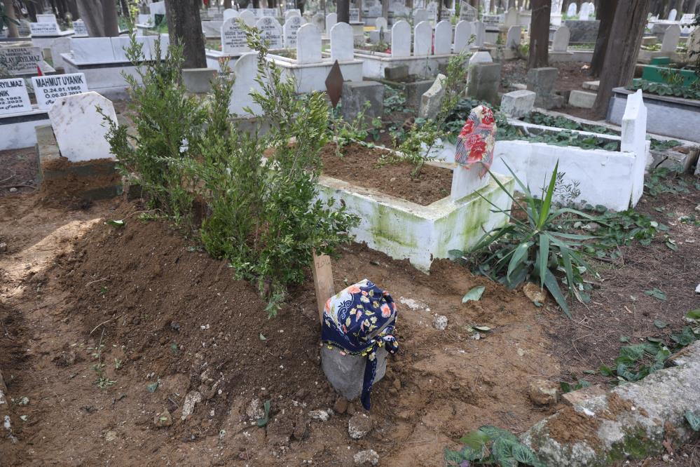 Depremden bu yana kayıp olan kız kardeşinin mezarını, kimsesizler mezarlığında buldu
