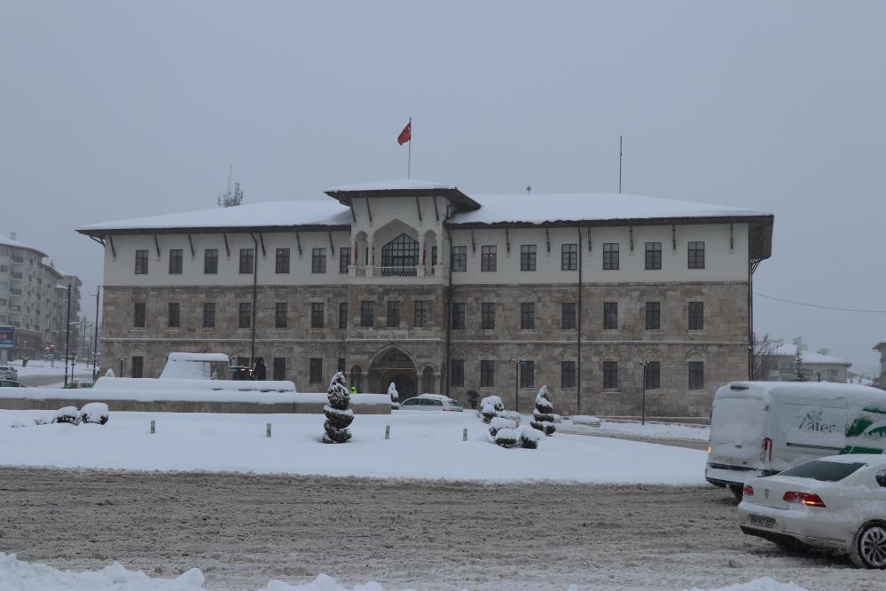 Sivas eski günlerine döndü, Tarihi Kent Meydanı karla kaplandı