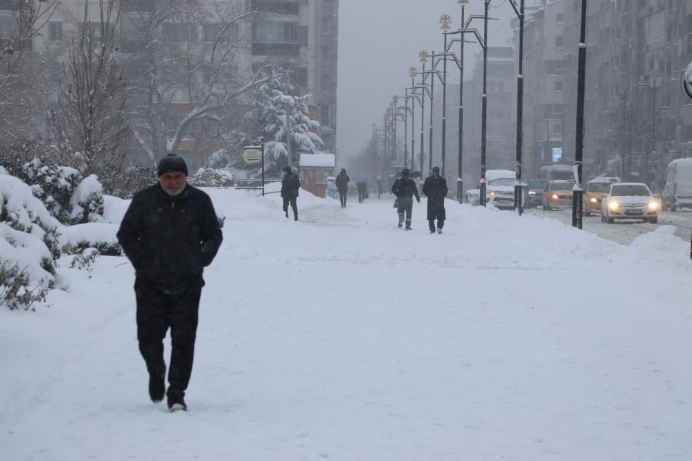 Sivas eski günlerine döndü, Tarihi Kent Meydanı karla kaplandı