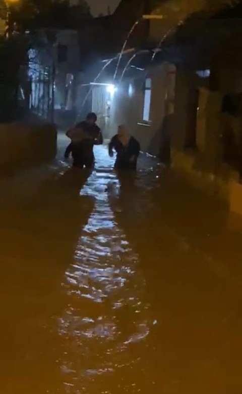 Antalya’da sağanak hayatı felç etti: İş yerleri su basan esnaf sabahın ilk ışığıyla temizliğe başladı