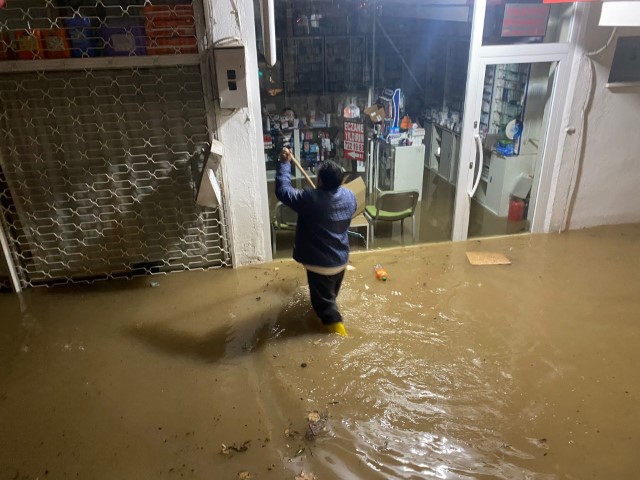 Antalya’da sağanak hayatı felç etti: İş yerleri su basan esnaf sabahın ilk ışığıyla temizliğe başladı