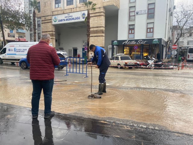 Antalya’da sağanak hayatı felç etti: İş yerleri su basan esnaf sabahın ilk ışığıyla temizliğe başladı