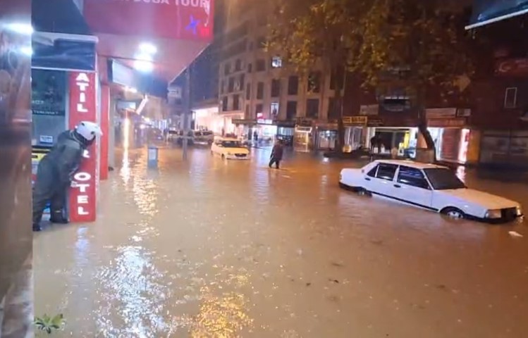 Antalya’da sağanak hayatı felç etti: İş yerleri su basan esnaf sabahın ilk ışığıyla temizliğe başladı