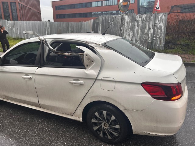 Üsküdar’da hafriyat kamyonunun açılan damper kapağı yayaya ve araçlara çarptı