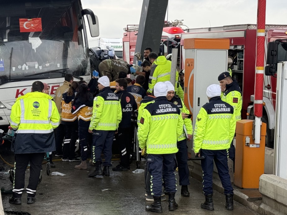 Silivri Kuzey Marmara Otoyolu’nda feci kaza: Yolcu otobüsüyle otomobil çarpıştı