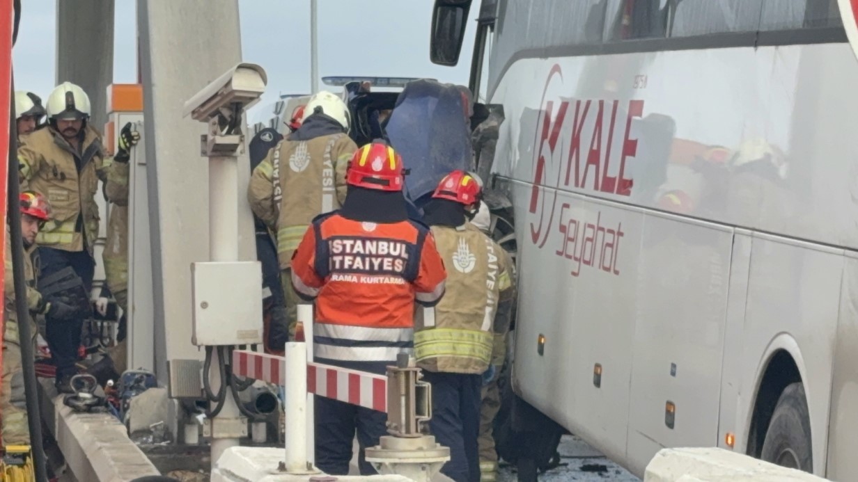 Silivri Kuzey Marmara Otoyolu’nda feci kaza: Yolcu otobüsüyle otomobil çarpıştı