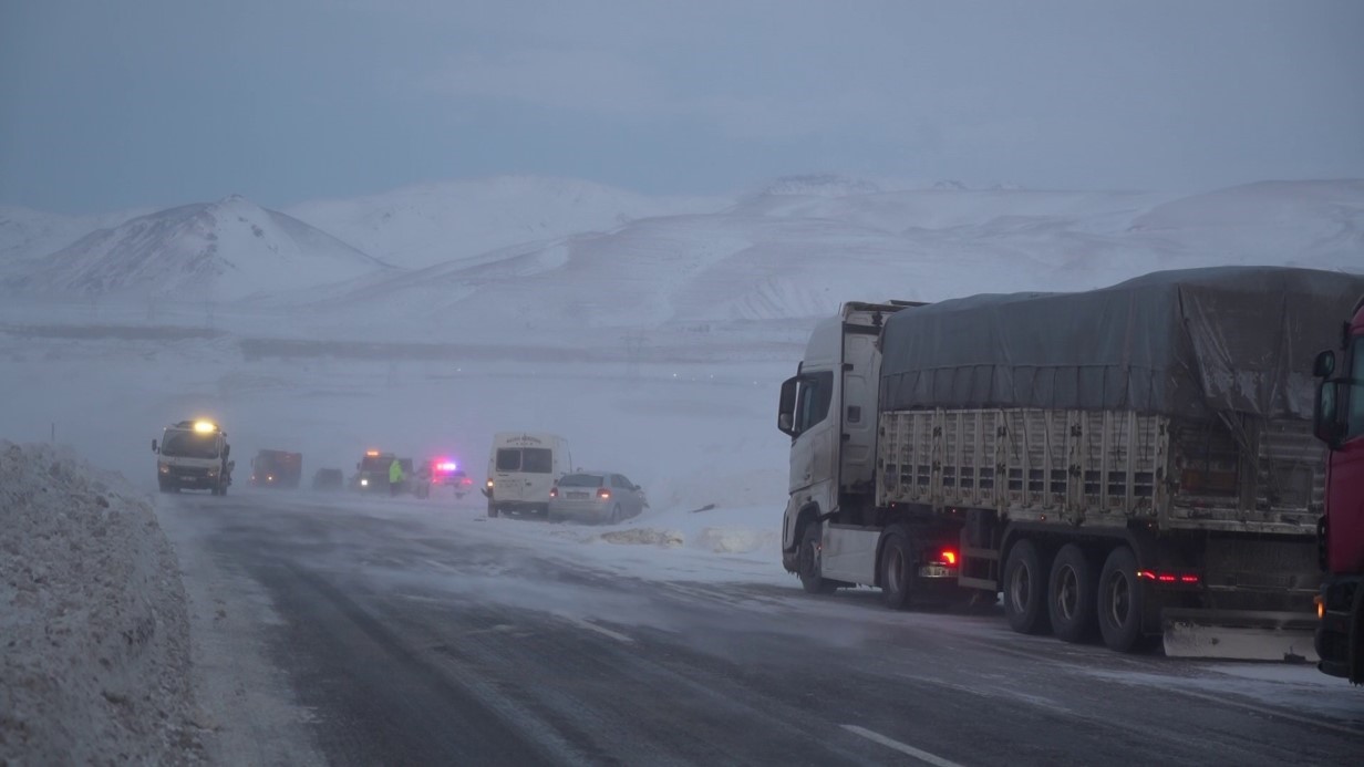 Erzurum-Artvin karayolunda tipi etkili oldu, 6 araç kaza yaptı