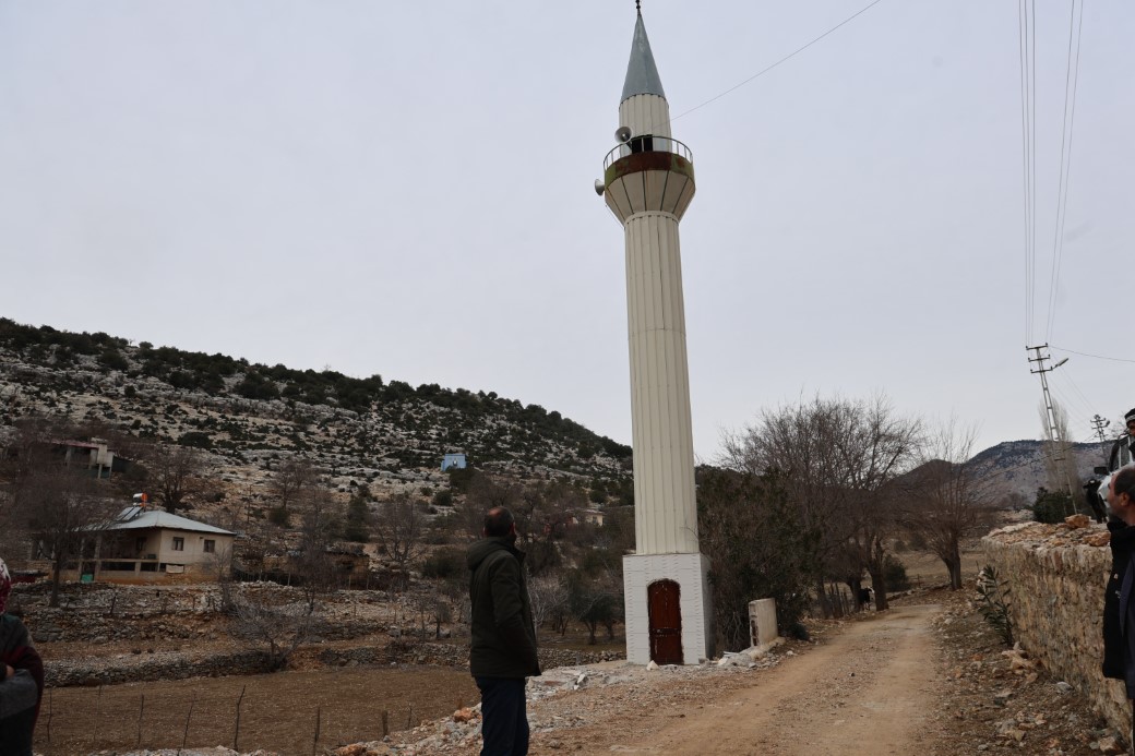 Cemaat, imam, minare var fakat cami yok